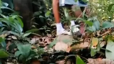 Guy enjoys GF’s pussy under a tree in Indian outdoor sex