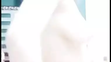 Curvy Paki bhabhi plays with her wet Desi twat for XXX cam show