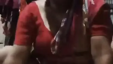 Bangla sex video of a poor aunty bouncing on a plastic bottle